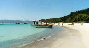 Leia mais sobre o artigo Passeio Escuna Ilha do Campeche: Entenda porque alguns a chamam de Caribe catarinense!