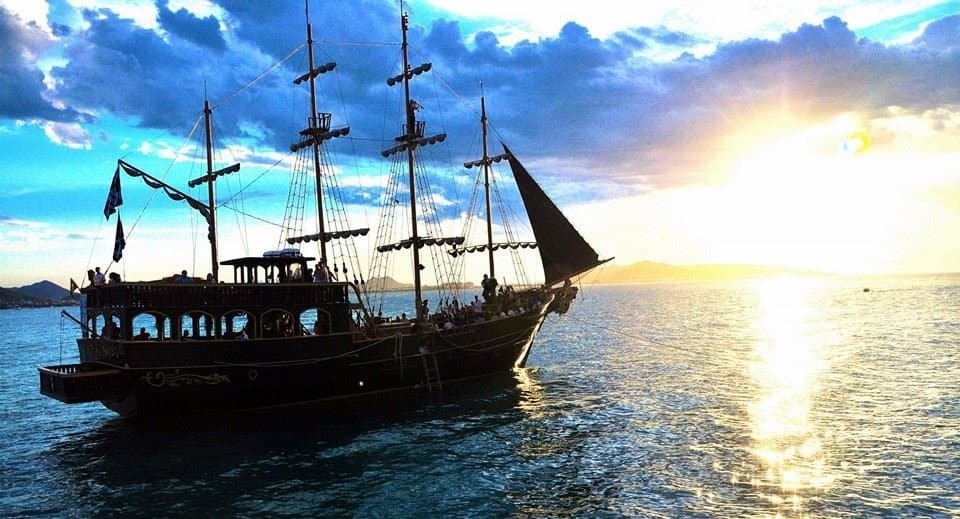 Passeio de Barco Pirata em Florianópolis