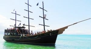 Leia mais sobre o artigo Veja 3 Passeios de Escuna em Florianópolis que você vai adorar fazer com a família