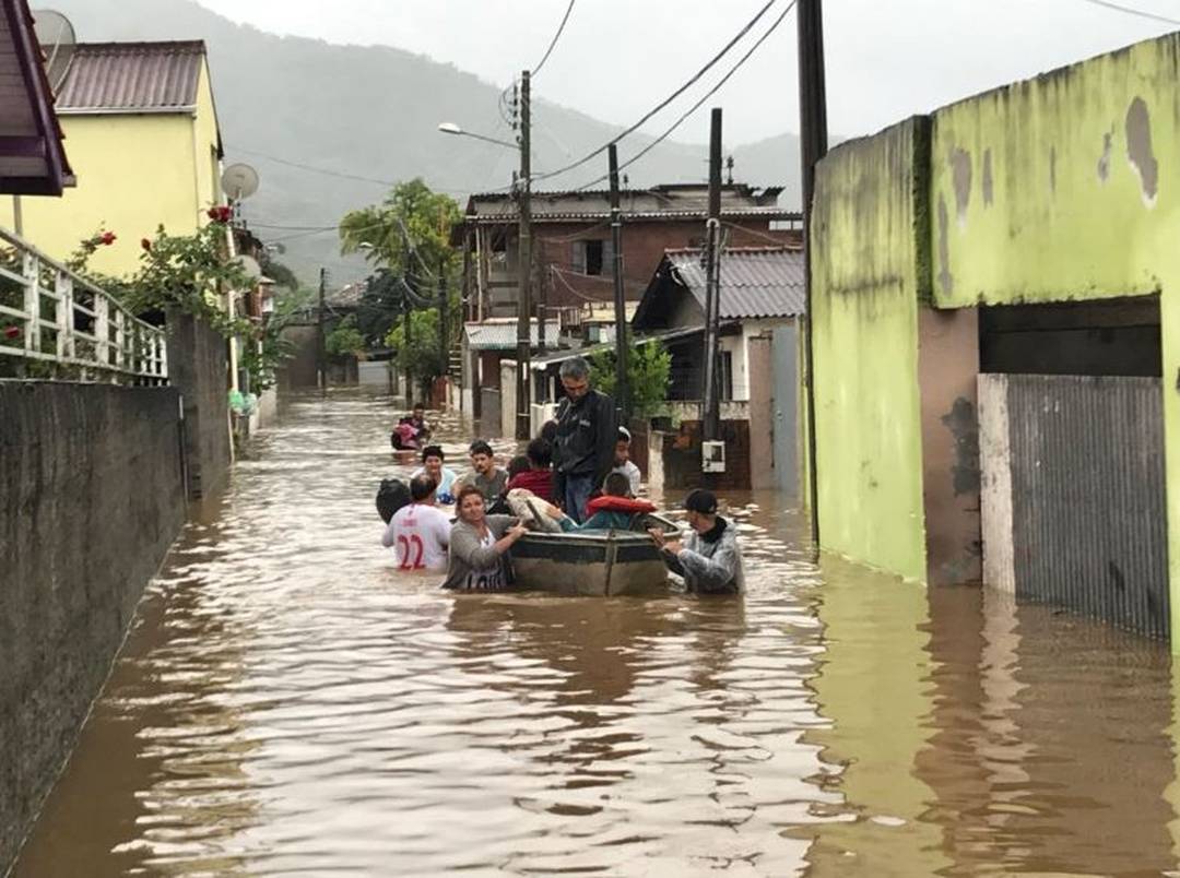 Chuva causa estragos em Santa Catarina e deixa dois mortos
