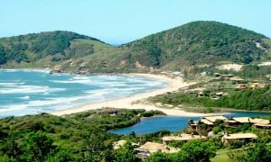 Leia mais sobre o artigo Jornal Britânico elege a Praia do Rosa como um dos 10 paraísos desconhecidos